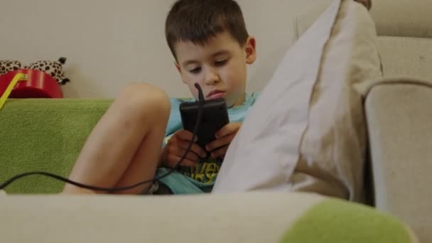 Tinédzser Kanapén Játszik Egy Játékot Amelynek Hordozható Játékkonzol Kezében Hogyan — Stock videók