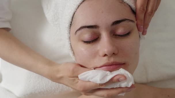 Zabiegu Kosmetycznym Kosmetyczki Wycierają Kobiecą Twarz Serwetkami Zabieg Kosmetyczny Koncepcja — Wideo stockowe