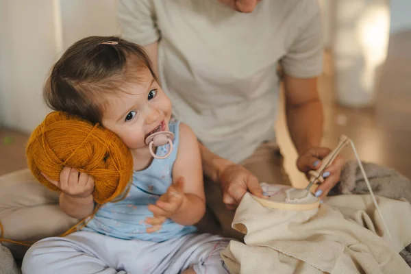 Close Smiling Little Daughter Knitting Together Her Mother Sitting Floor — Stock Photo, Image
