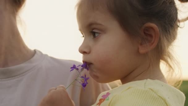 Счастливая Семья Молодая Красивая Женщина Держит Маленькую Милую Дочь Стоя — стоковое видео