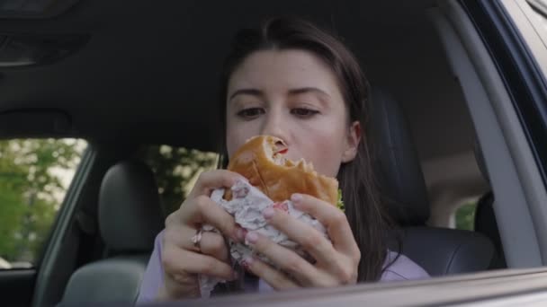 Mulher Comendo Delicioso Hambúrguer Tendo Lanche Nutritivo Para Almoço Carro — Vídeo de Stock