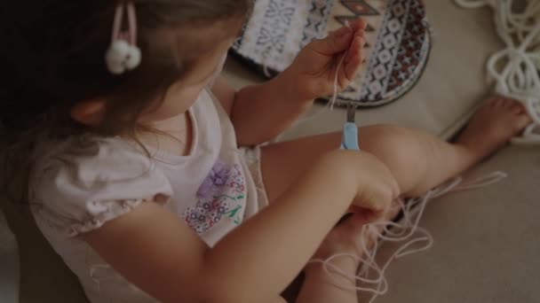 Nyfiken Småbarn Flicka Leker Med Tråd Sitter Soffan Vardagsrummet Hemma — Stockvideo