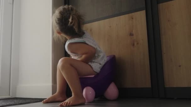 Baby Jente Sitter Potten Innendørs Lærer Toalettet Livsstil Pott Baby – stockvideo