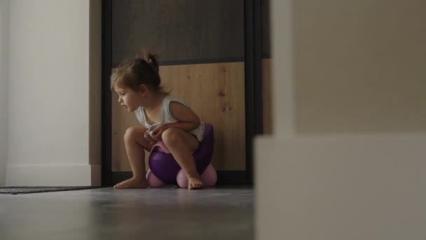 Bayi Bayi Bayi Perempuan Balita Duduk Toilet Bermain Dengan Mainan — Stok Video
