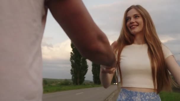 Uzun Kızıl Saçlı Genç Bir Kadın Erkek Arkadaşının Elini Tutuyor — Stok video