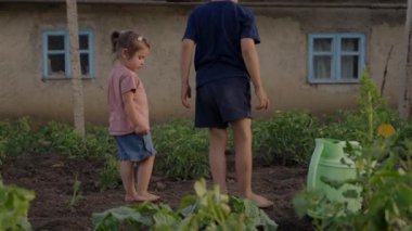 Yazın kırsal alanda, kırsal alanda duran iki sevimli çocuk. Mutlu çocukluk kavramı. Yaz konsepti.