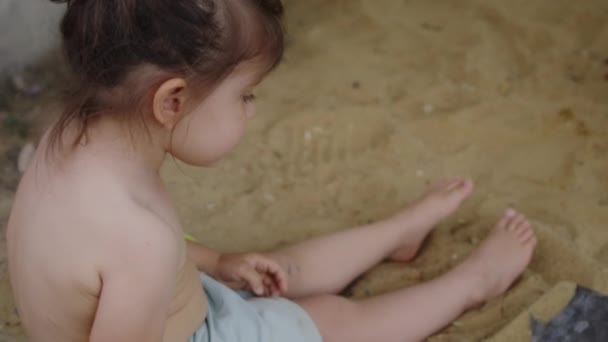 Menina Bonito Brincando Areia Parque Infantil Livre Divertindo Dia Quente — Vídeo de Stock