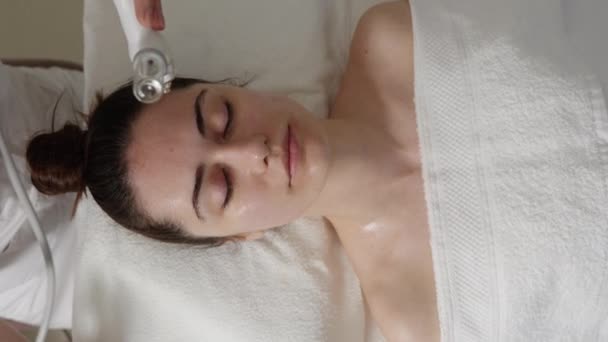 Mujer Recibiendo Terapia Oxígeno Dermapeno Salón Spa Belleza Tratamiento Piel — Vídeos de Stock