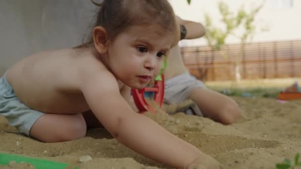 Kum Çamurunda Ağabeyiyle Oynayan Sevimli Küçük Kız Tam Mutluluk Anı — Stok video
