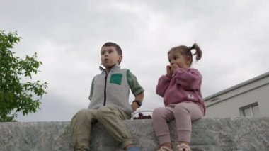 Beyaz çocuklar, erkek ve kız bebek çiftlikte böğürtlen yiyorlar. Mutlu çocuklar kırsalda mevsimlik kiraz hasadı topluyor. Eğlenceli çocuklar yaz aktivitesi açık havada