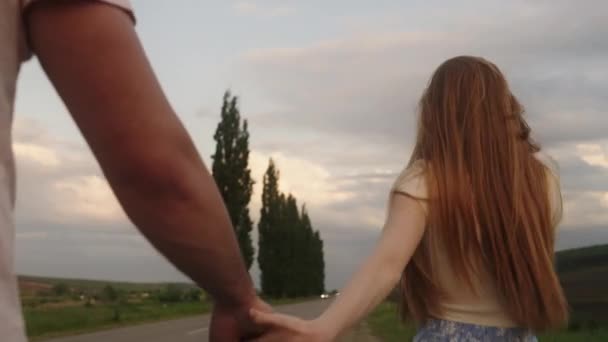 Birbirine Aşık Bir Çift Sonbaharda Kırsal Bir Yolda Kırsal Bir — Stok video