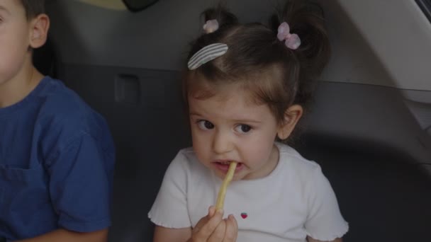 Lindos Niños Sentados Maletero Del Coche Aire Libre Comiendo Bocadillos — Vídeos de Stock