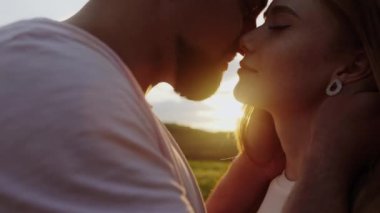 Kırsalda öpüşen bir kadın ve erkeğin yakın görüntüsü. İlişkide romantizm kavramı ve aşık mutlu insanlar..