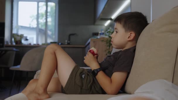 Seitenansicht Eines Kaukasischen Jungen Shirt Der Hause Auf Dem Sofa — Stockvideo