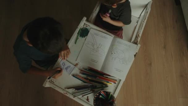 Вид Зверху Шкільного Хлопчика Дівчинку Сидить Столом Малюючи Столі Концепція — стокове відео