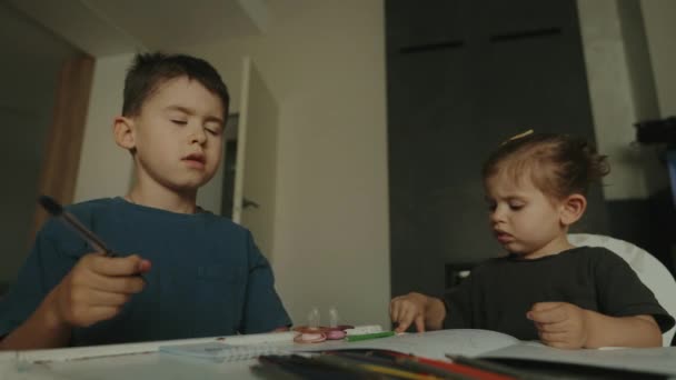 Kinderen Met Hun Huiswerk Tafel Thuis Schrijven Tekenen Lesgeven Leren — Stockvideo