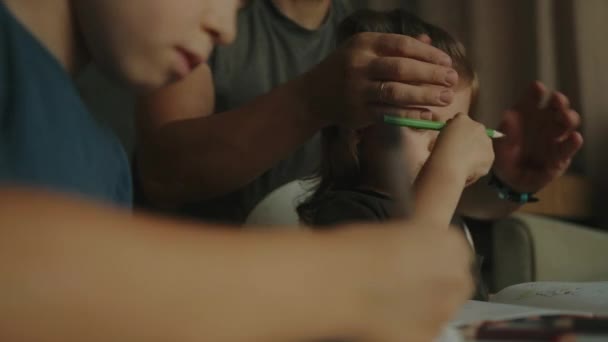 幼い白人の少年と少女は 自宅で父親と宿題をしている そして教育 — ストック動画
