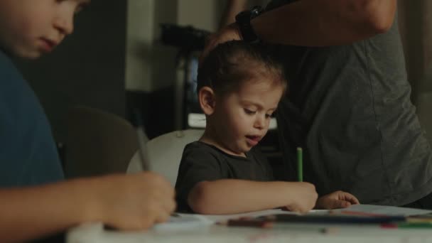 Bildung Kinder Und Vater Mit Baby Hausaufgaben Auf Einem Esstisch — Stockvideo