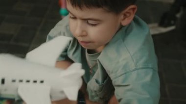 Sabun köpüğüyle oynayan, elinde baloncuk tabancasıyla oyun parkında oynayan sevimli bir çocuğun yakın plan portresi. Mutlu aile, yaz, tatil. Aile günü. Güzel aile..