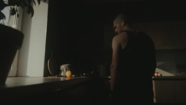 Siyah Tişörtlü Bir Adamın Mutfakta Dolaşıp Sabah Için Hazırlayacağını Düşünmesi — Stok video