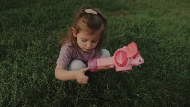 Şirin Küçük Kız Yaz Günü Bahçenin Bahçesinde Çimlere Karşı Sabun — Stok video
