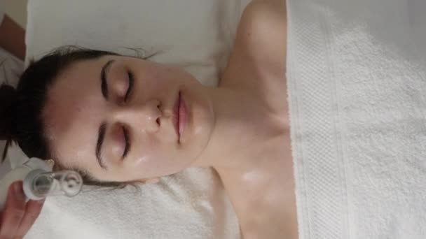 Close Van Een Mooie Vrouw Die Zuurstofpeeling Krijgt Het Kosmetologisch — Stockvideo