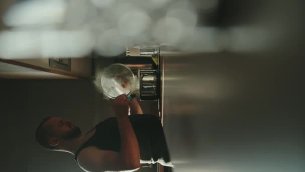 Uomo Mescolando Ciotola Con Cereali Del Mattino Sul Fornello Moderno — Video Stock