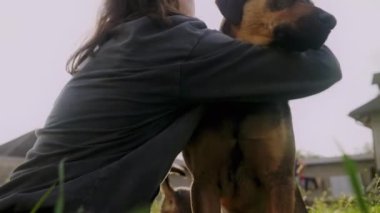 Kadın arka bahçede evcil köpeğiyle oynaşıyor. Hayvan bakımı konsepti