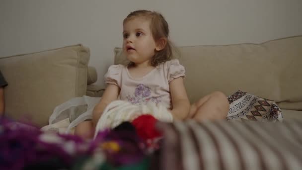 Şirin Küçük Bir Kızın Portresi Örgü Ipliklerle Oynuyor Kanepede Oturuyor — Stok video