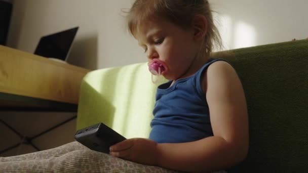 Bebé Niña Chupando Chupete Mientras Juega Videojuegos Una Consola Portátil — Vídeo de stock