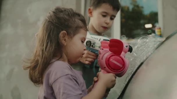 Симпатичная Маленькая Девочка Брата Играющая Мыльные Пузыри Саду Открытом Воздухе — стоковое видео