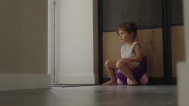 Lazımlığın üzerinde oturan küçük tatlı bebek bebek. Tuvalet eğitimi konsepti. Bebek öğrenme, gelişme adımları.