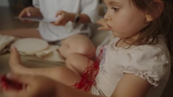 白人小女孩玩羊毛球 — 图库视频影像
