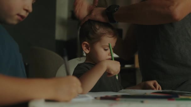 Père Attentionné Attachant Ses Filles Cheveux Dans Une Queue Cheval — Video