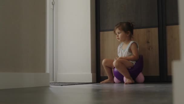 かわいい幼い幼い赤ん坊の女の子はポティに座っています トイレトレーニングのコンセプト ベビーラーニング 開発ステップ — ストック動画