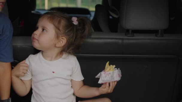 Miúdos Bonitos Sentados Porta Malas Carros Comendo Seus Lanches Antes — Vídeo de Stock