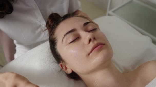 Mulher Caucasiana Relaxada Recebendo Procedimentos Hidratação Pele Salão Beleza Paciente — Vídeo de Stock