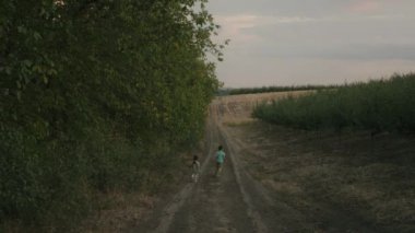 İki tatlı çocuk kırsalda bir patikada yürüyorlar. Çocuklukta yürümeye başlayan bir arkadaşlık..