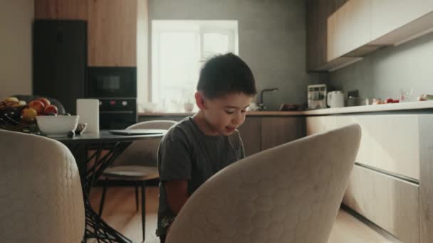 Positives Kaukasisches Kind Das Barfuß Einem Küchensessel Sitzt Und Mit — Stockvideo