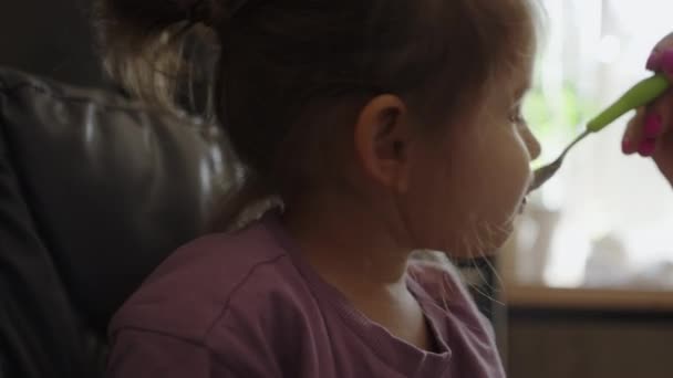 알아볼 수없는 가집에서 아기에게 먹이는 — 비디오