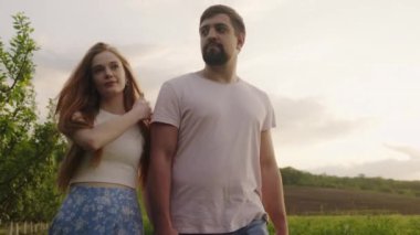 Beyaz çift kırsal alanda eğleniyor, rahatlıyor, yürüyor, el ele tutuşuyorlar. Tatil gezisi doğal bahçeye yapılacak..