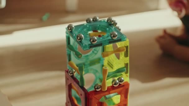 Közelről Láthatjuk Gyerekek Kezét Játszani Tornyot Építeni Színes Alakokból Otthon — Stock videók
