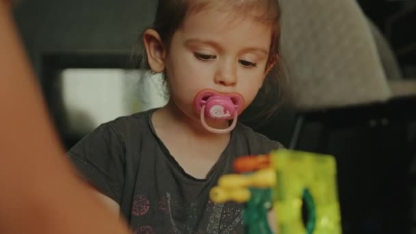Küçük Sevimli Kız Kardeşi Kule Modelini Tamamlayıp Plastik Yapı Taşları — Stok video