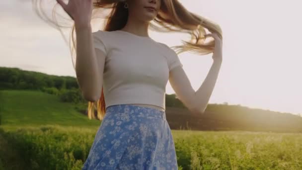 Genç Kızıl Saçlı Kadın Çayırda Yürüyor Mavi Etek Giymiş Çimenlere — Stok video