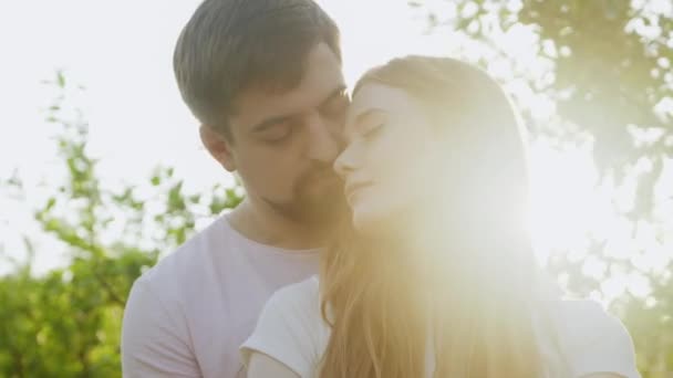 Mman Abraçando Volta Sua Namorada Mulher Colocando Cabeça Ombro Namorados — Vídeo de Stock