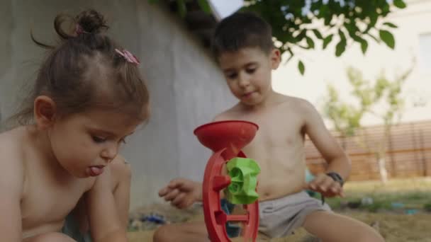 Çocuklar Için Çocuk Parkında Serbest Oyun Çocukların Gelişimi Için Önemli — Stok video