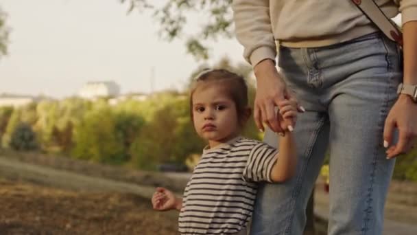 Unga Mamma Går Hand Hand Med Sin Dotter Parken Lyckligt — Stockvideo