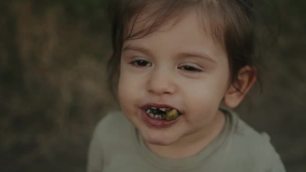 Крупный План Маленькой Девочки Поедающей Сливу Осеннем Саду Счастливая Маленькая — стоковое видео