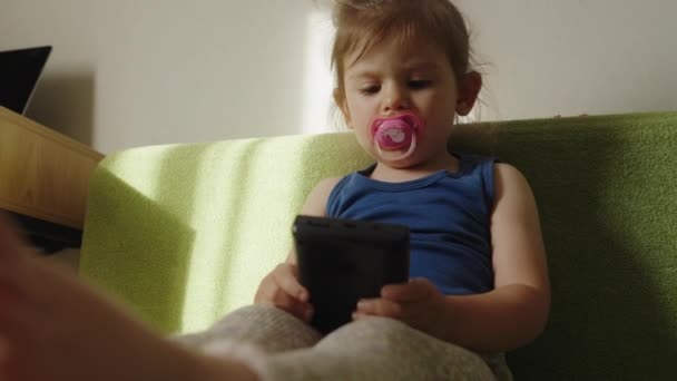Bebé Niña Jugador Jugando Videojuego Una Consola Juegos Portátil Habitación — Vídeo de stock