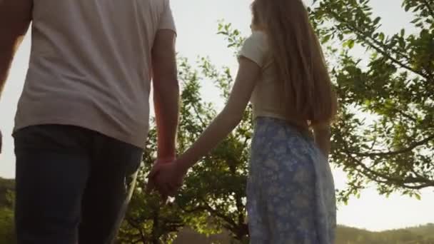 Birbirine Aşık Bir Çiftin Arka Görüntüsü Bahçede Ele Yürürken Birbirlerinin — Stok video